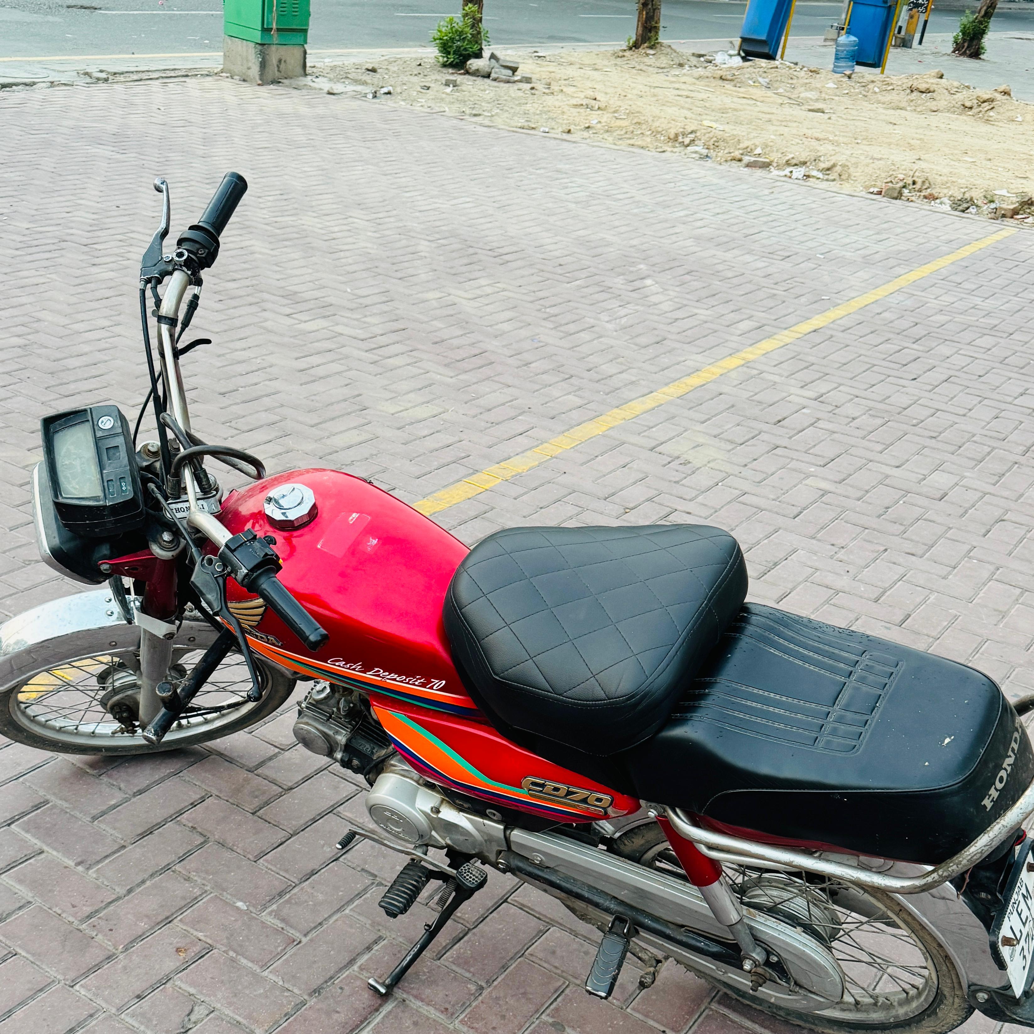 Bike Seat Cushion - Universal Size (CD 70/ CG 125/150 CHINA 70/ Suzuki/ Yamaha EVEs & Others)